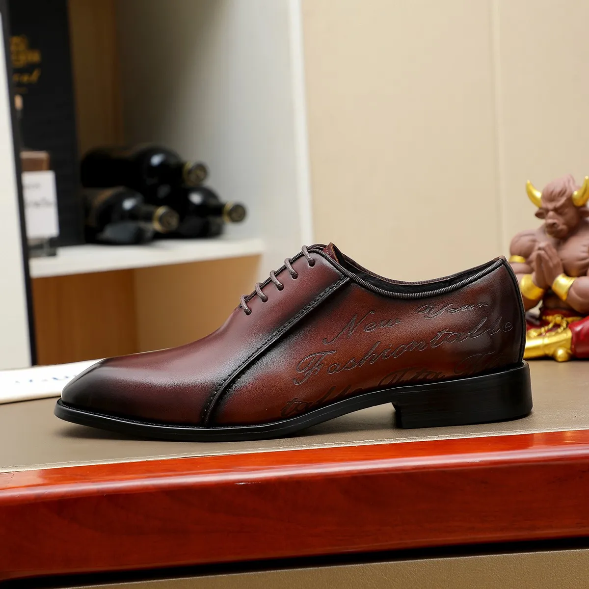 Men's shoes 💰620 💰 Louis Vuitton LV ® Autumn and Winter 🆕 models 🔛Full shoe counter First layer cowhide, 🐂leather lined casual shoes for men, super soft outsole, essential for driving. Counter synchronized original first layer cowhide completely 1:1 mold customization 🌹Top version, 2 colors available! Number: 38-45 (37.46. Customized)
